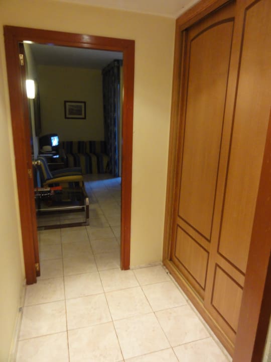 Przedpokój z widokiem wnętrza pokoju Globales Maioris