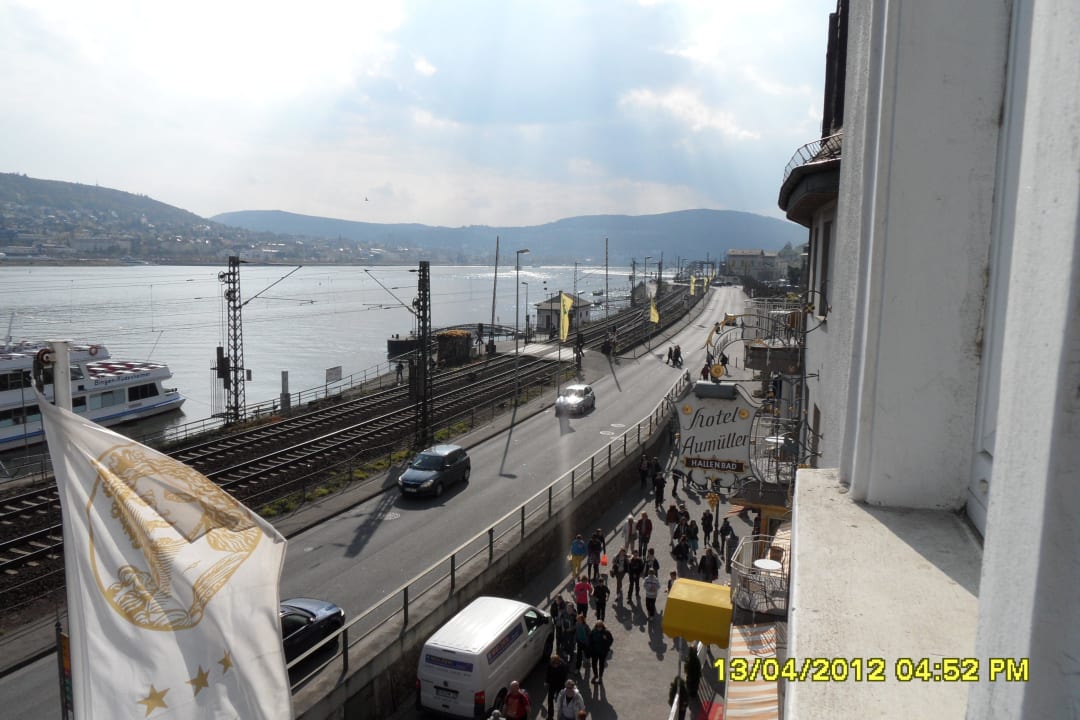 Zimmerblick auf den Rhein   Hajo's Germania Lodge & Irish Pub