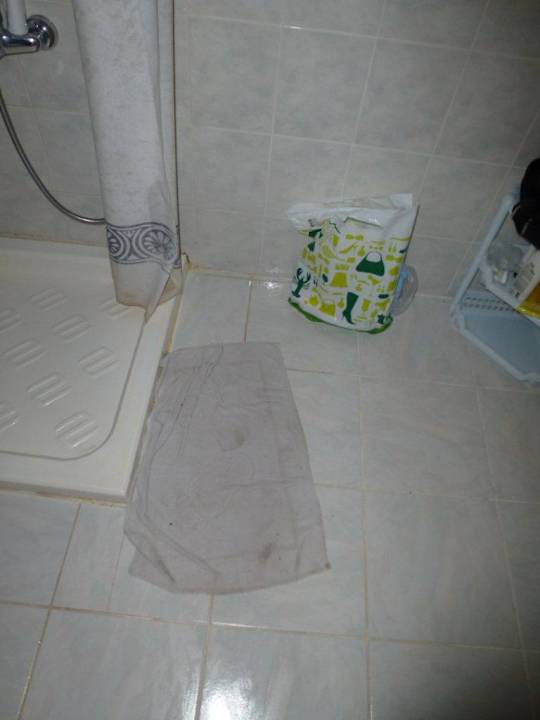 Duschvorhang bringt nicht viel Semoris Hotel