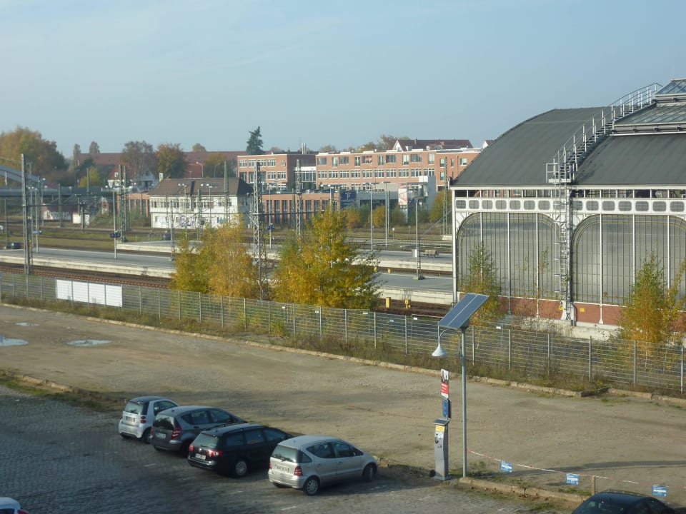 Vom Zimmer auf den Bahnhof H+ Hotel Lübeck