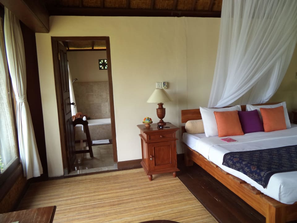 Schlafzimmer und Bad (Lumbung) Hotel Alam Shanti