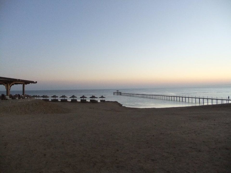 Strand am sehr frühen Morgen Three Corners Happy Life Beach Resort