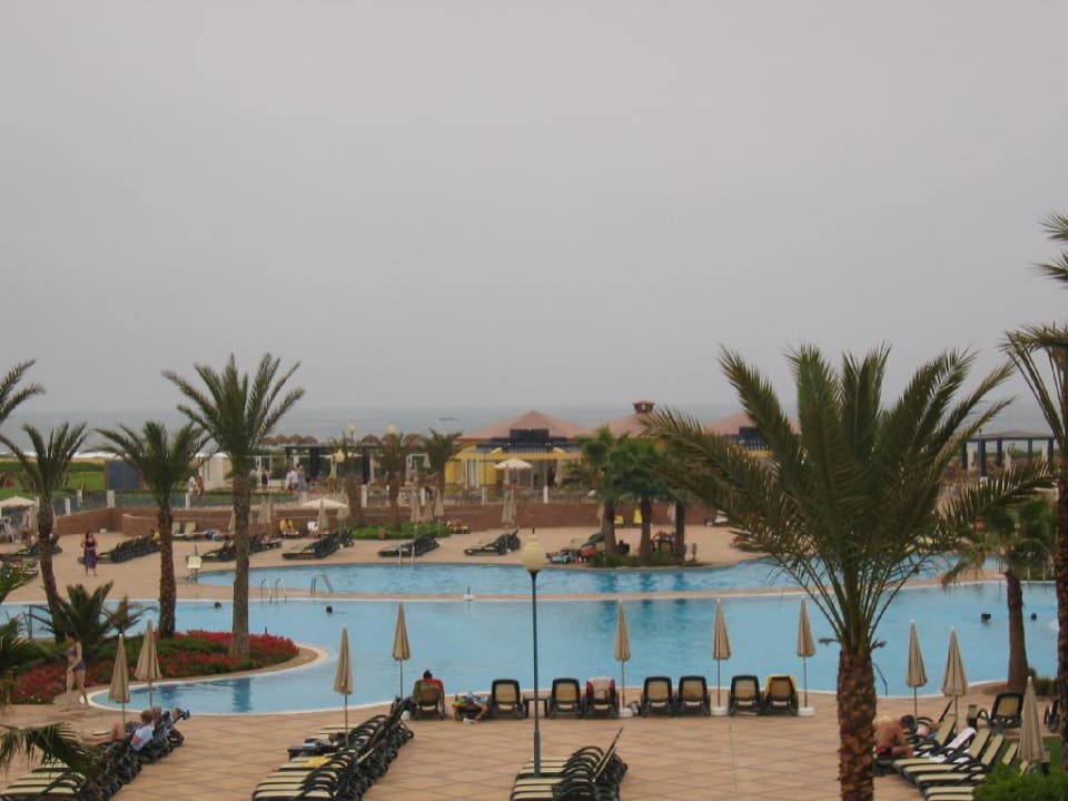 Pool mit Strandbar bei Bewölkung und Nebel Iberostar Waves Founty Beach