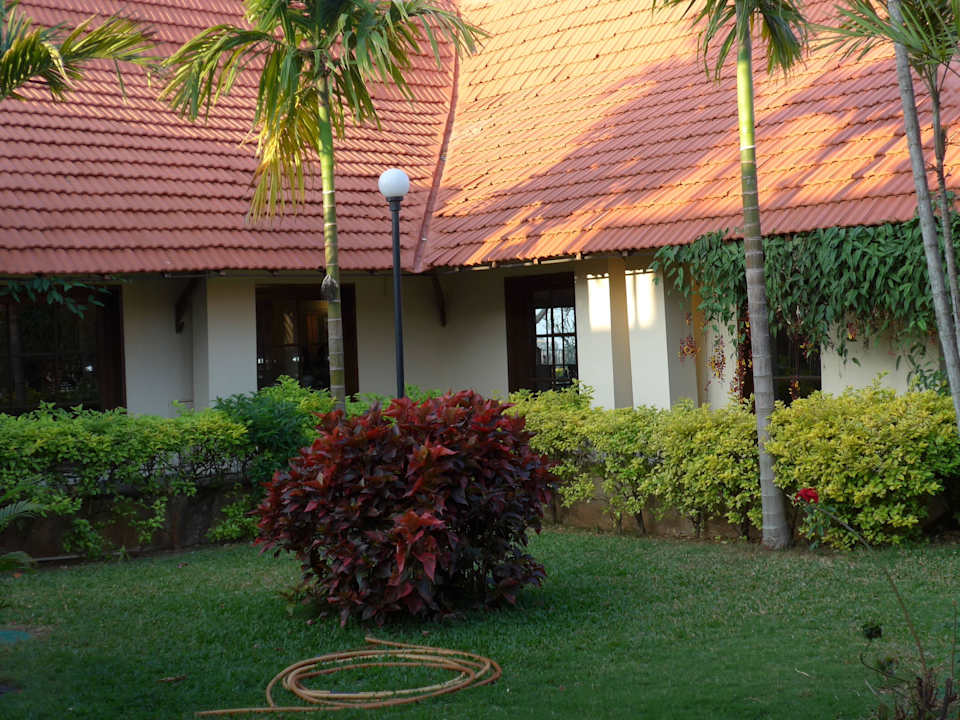 Blick zu den Häusern The Gateway Hotel KM Road