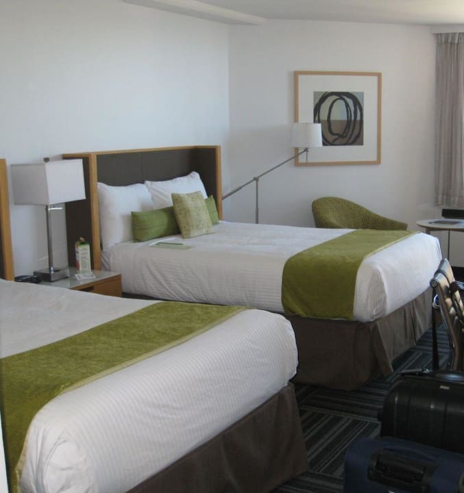 2 große Doppelbetten und genug Platz Hotel Coast Bastion Inn