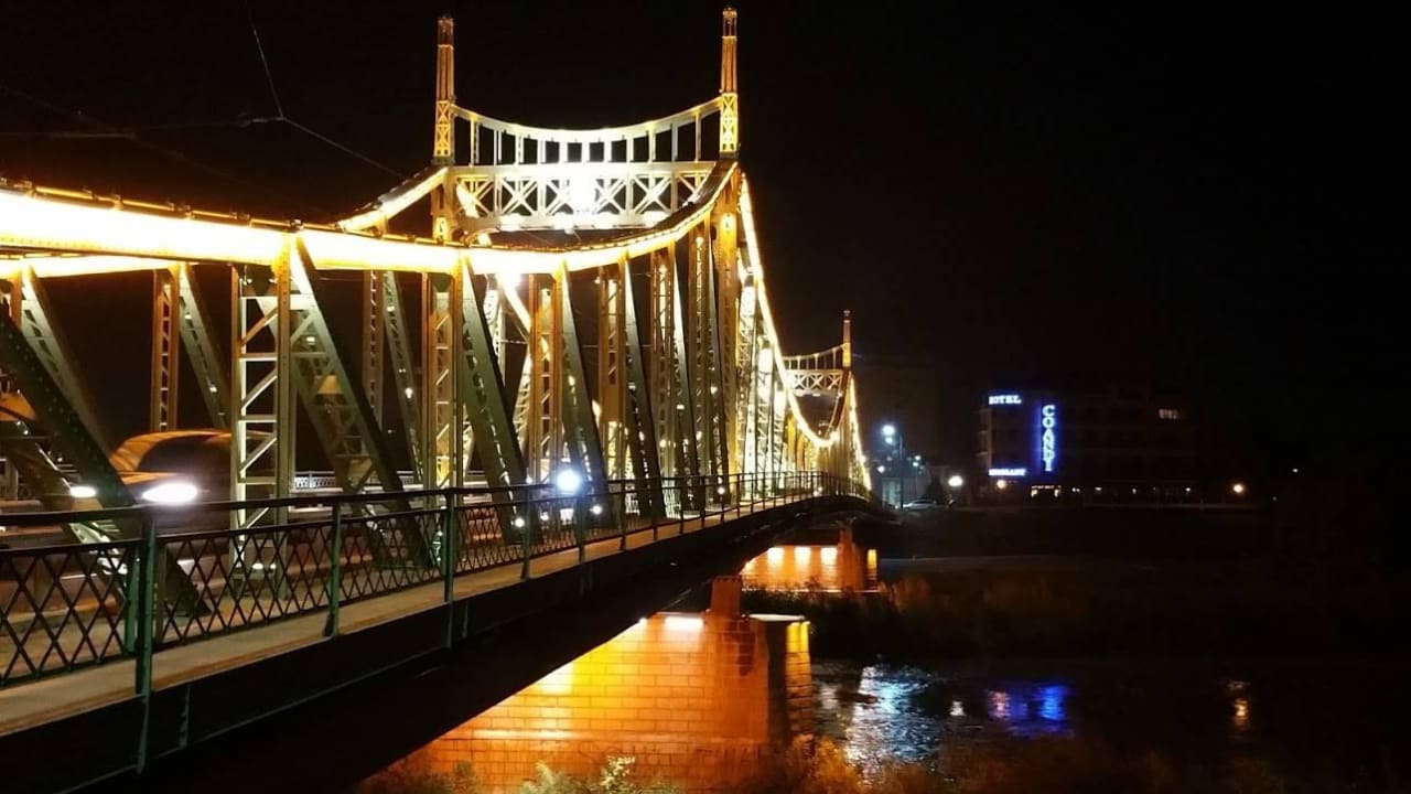 Hotel bei Nacht, rechts neben der Trajan-Brücke Hotel Coandi