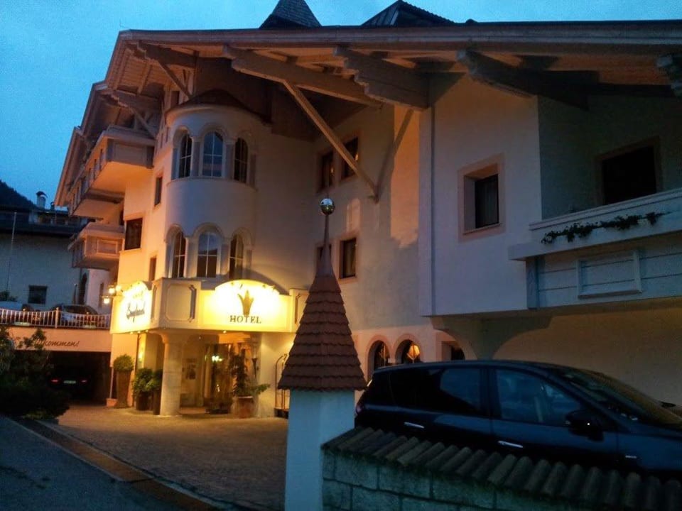 Hoteleingang am Abend Hotel Bergland