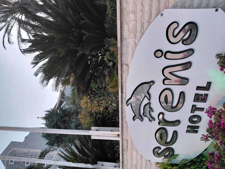 Außenansicht Serenis Hotel