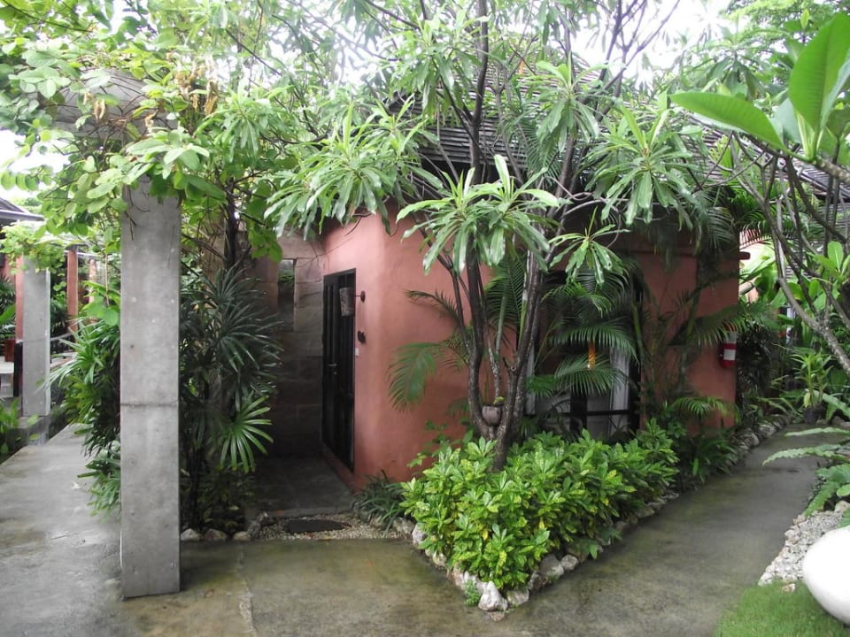 Eingang zum Zimmer mit Ausblick auf Mauer Punnpreeda Beach Resort