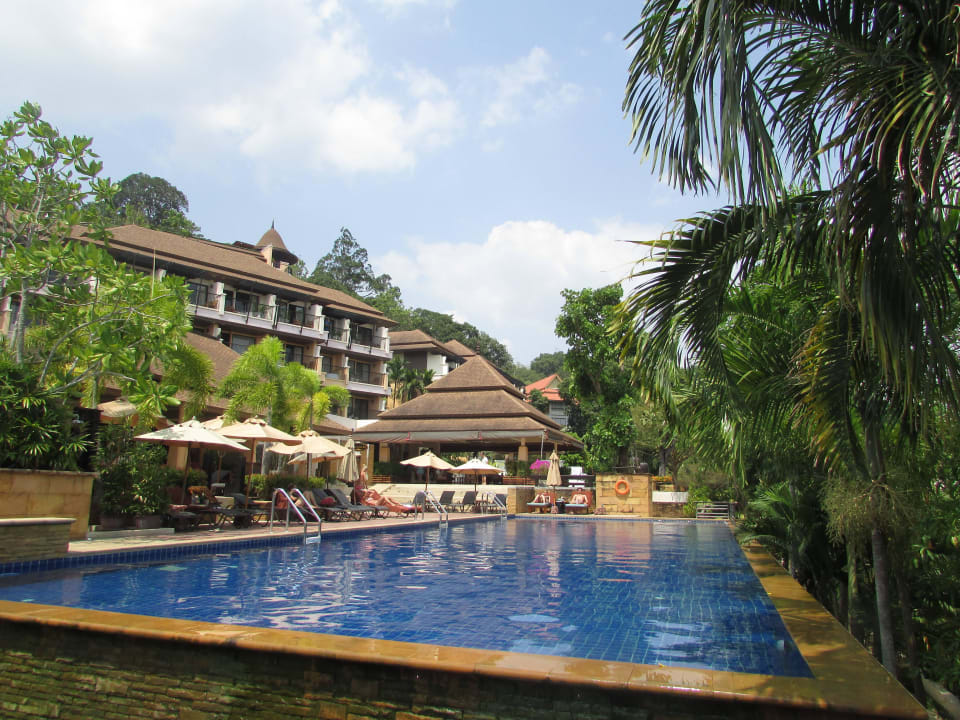 Schöne Poolanlage Avani Ao Nang Cliff Krabi Resort