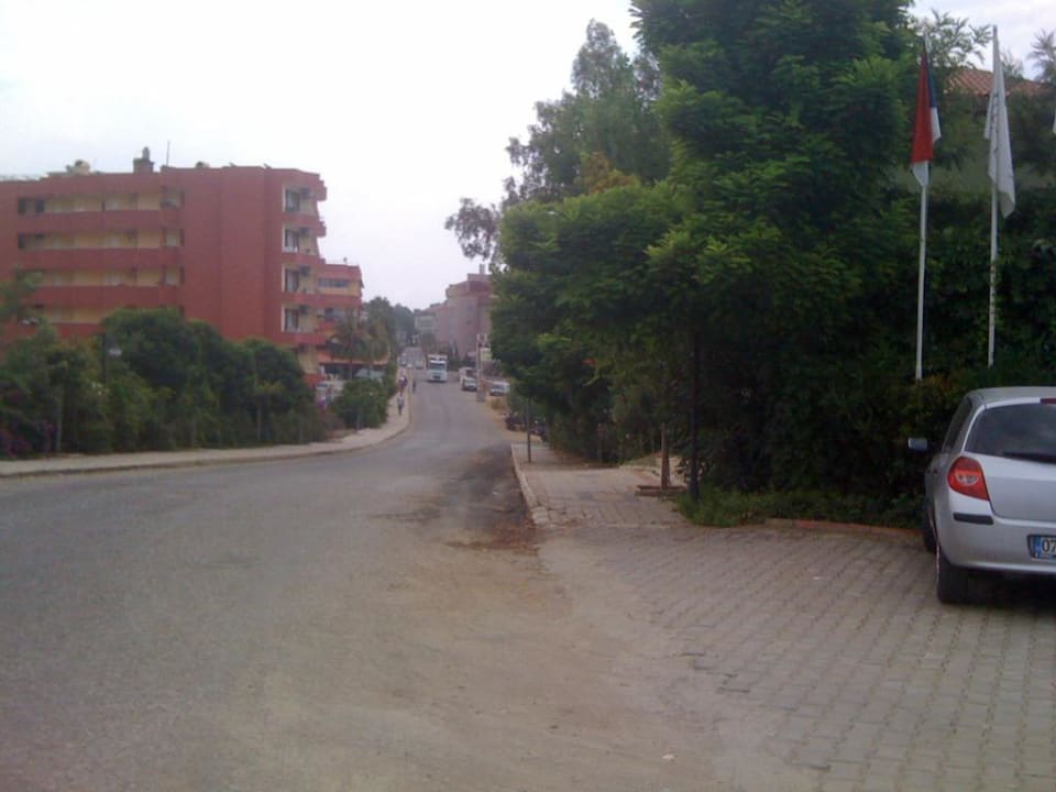 Blick vom Eingang aus rechts die Straße entlang Hotel Gardenia Beach
