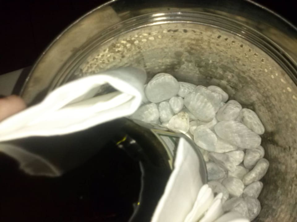 Prosecco auf Kieselsteinen  Villa Baltia