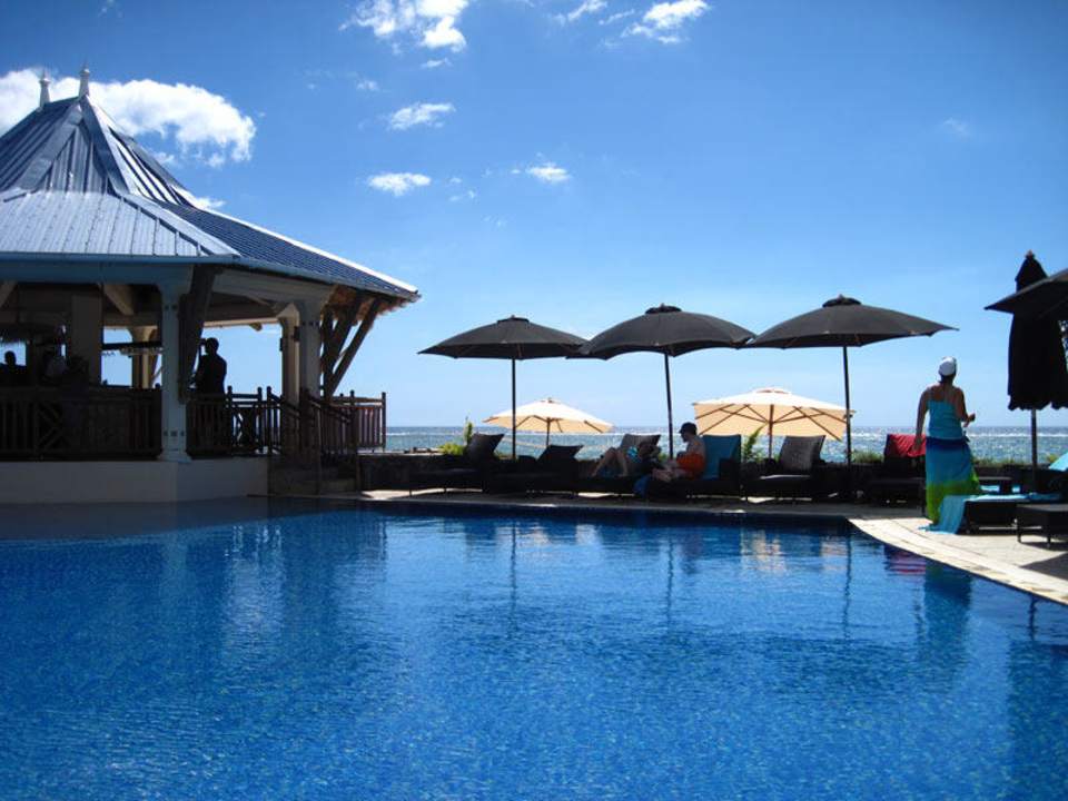 Blick über den Pool zum Meer Pearle Beach Resort & Spa