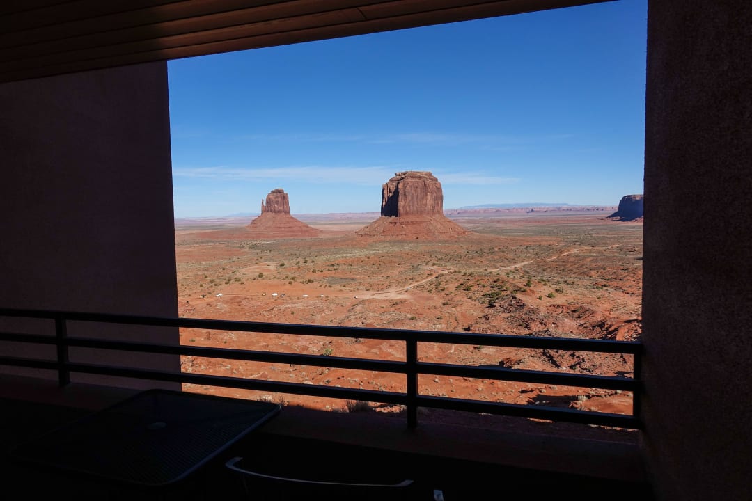 Links sieht man die Wand,die den Blick einschränkt The View Hotel