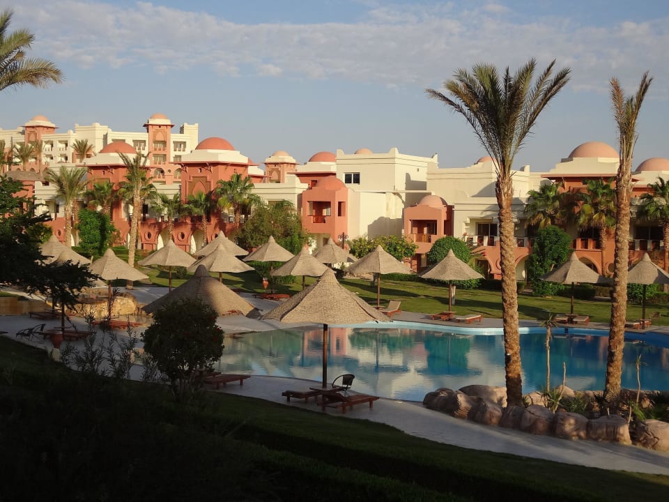 Бассейн ранним утром Serenity Alpha Beach