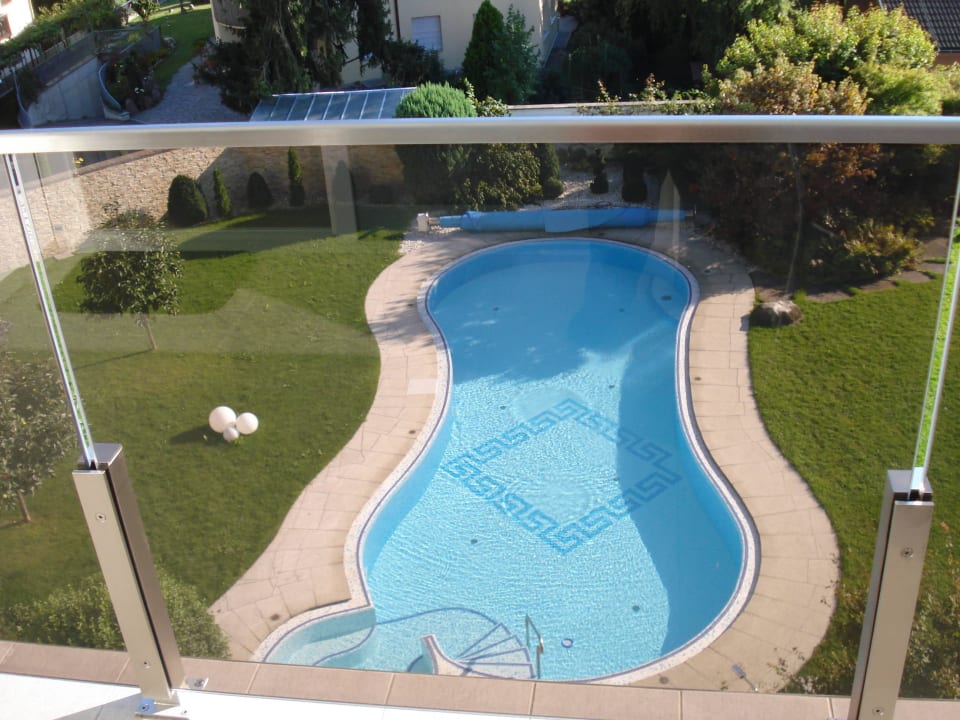 Blick in den Garten mit Pool Hotel Günther Garni