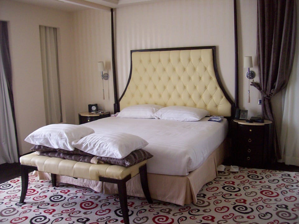 Ein breites und bequemes Bett Premier Le Reve Hotel & Spa