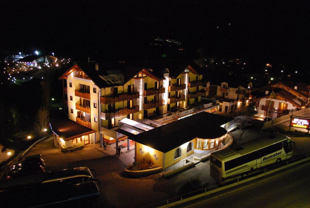 Widok z pokoju nocą Hotel Monte Giner