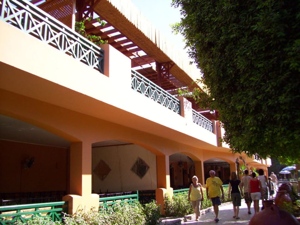 Oben der Hauptspeisesaal, unten das Orientalische  Giftun Azur Resort