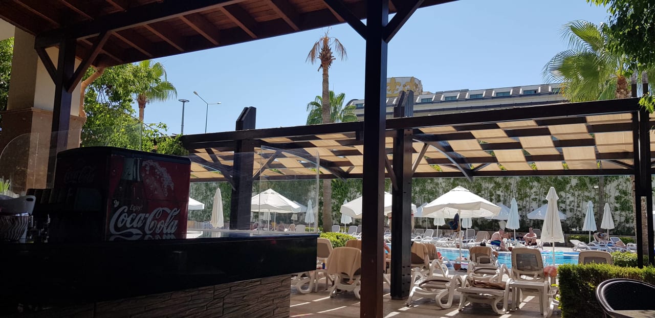 Pool Mary Hotel Side
