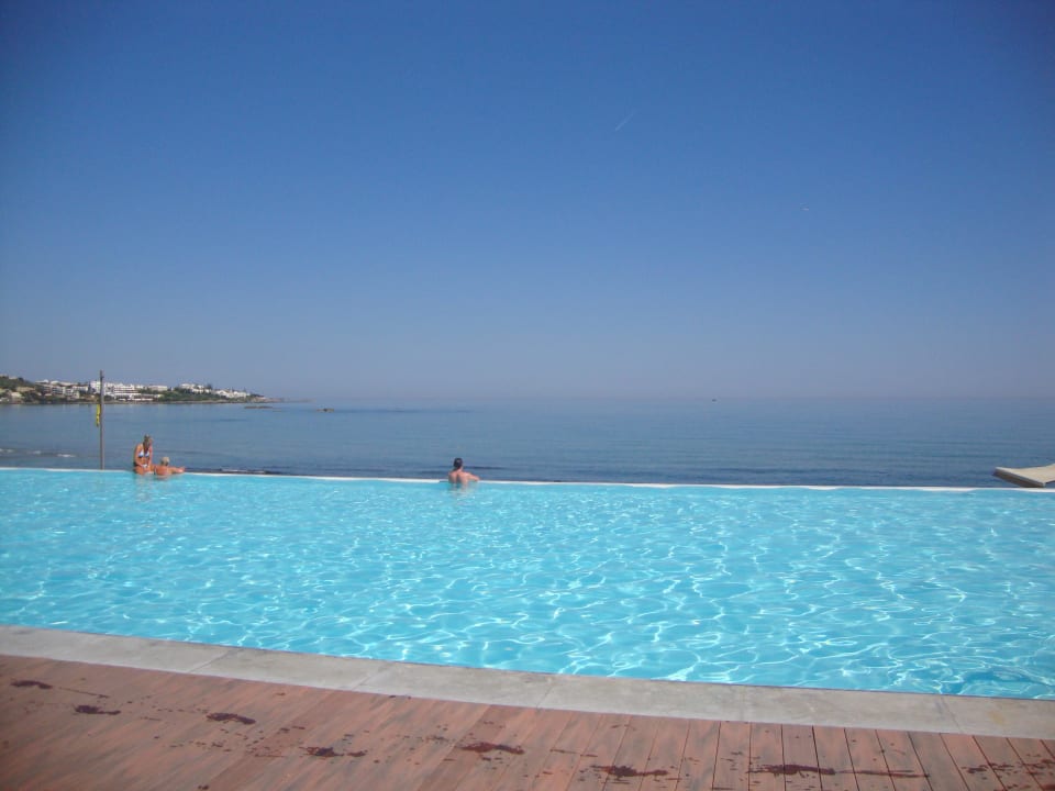 Man liegt im Pool und guckt aufs Meer I Resort Beach Hotel & Spa