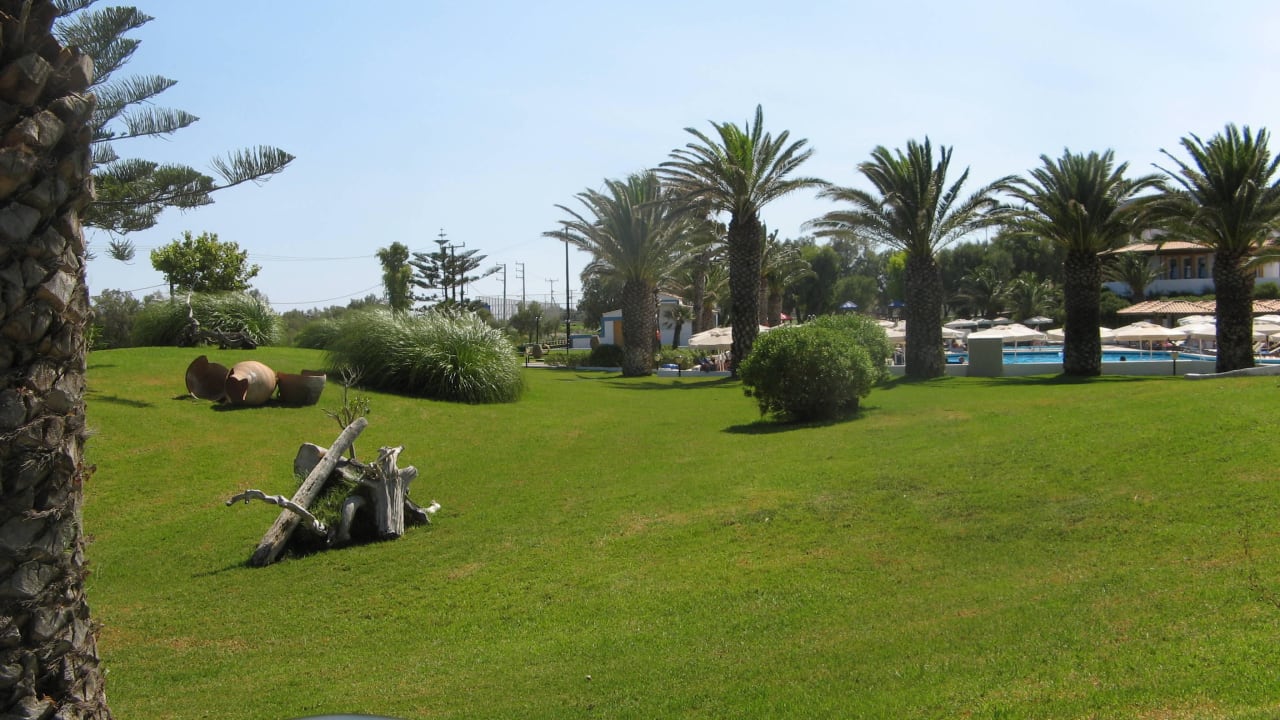 Hinter der Poolanlage Lagas Aegean Village
