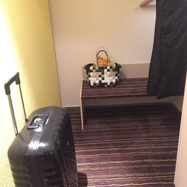 Bereich Koffer und Schrank mit Safe Riverside Hotel