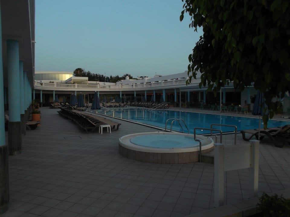 Jacuzzi blick von meer richtung rezeption Hotel Las Costas