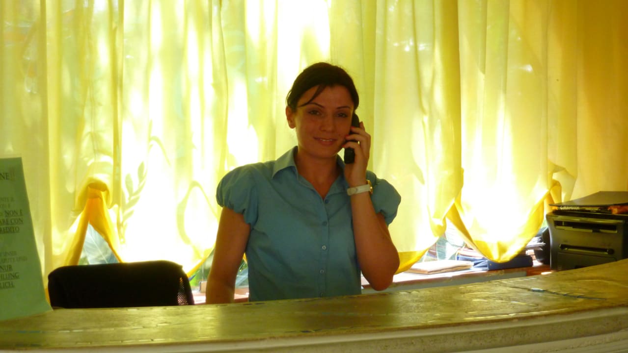 Immer freundlich Francesca an der Reception Park Hotel La Villa