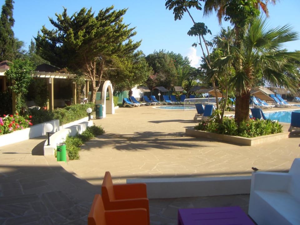 Von Restaurantterrasse zum Garten und Pool Crystal Springs Beach Hotel