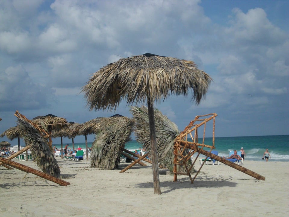 Es wurden neue Sonnenschirme gebaut Meliá Península Varadero