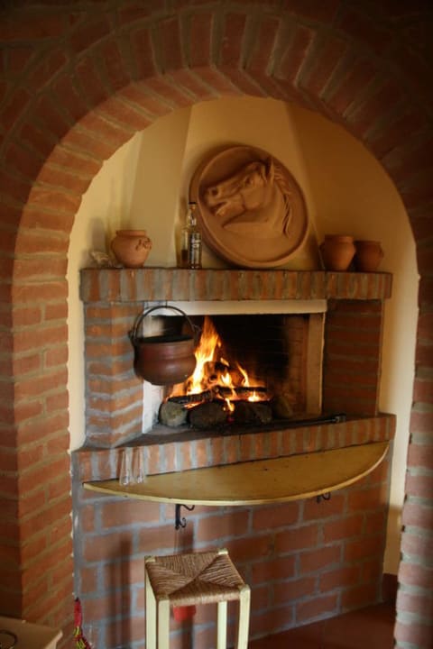 Der offene Kamin im Wohnraum Apartments Poggio Cornetto