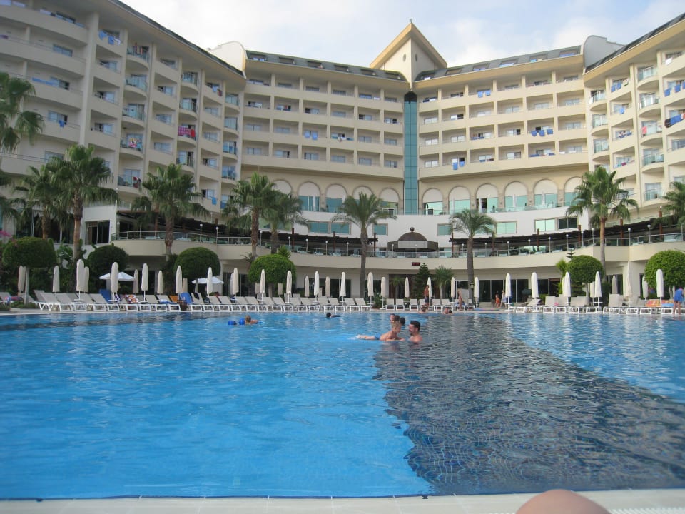 Bazén s hotelem uvnitř areálu Saphir Resort & Spa