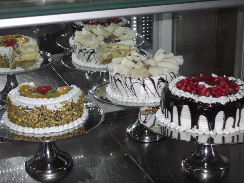 Torten (Konditorei-Kunstwerke) in der Confiserie  Diamond Excellence Resort & Spa