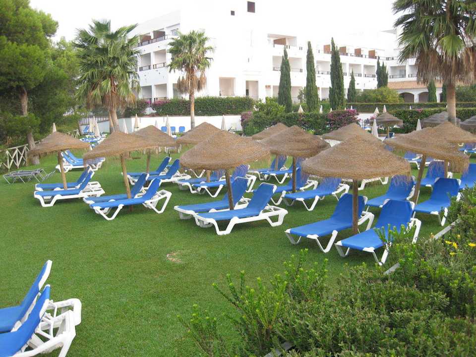 Liegewiese an der Poolanlage Fuerte Conil-Resort