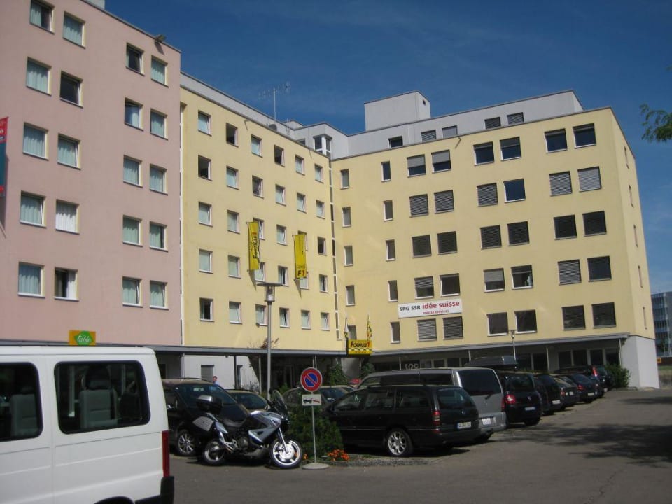 Links ist das ibis-Hotel und rechts das Formule 1 Hotel Formule 1 Zürich Messe-Airport