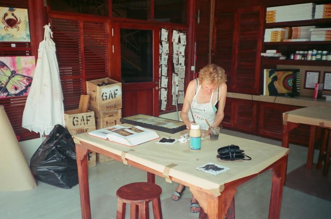Ich male ein Bild im Atelier ROBINSON MALDIVES