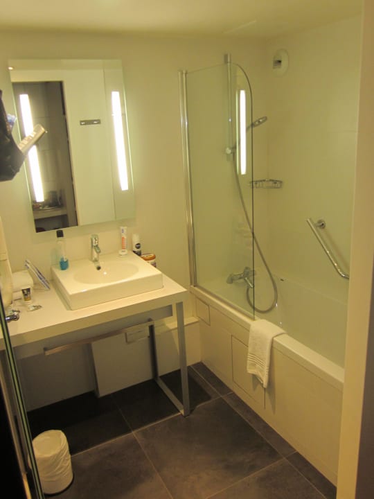 Bad mit Badewanne Mercure Paris Montmartre Sacré Coeur