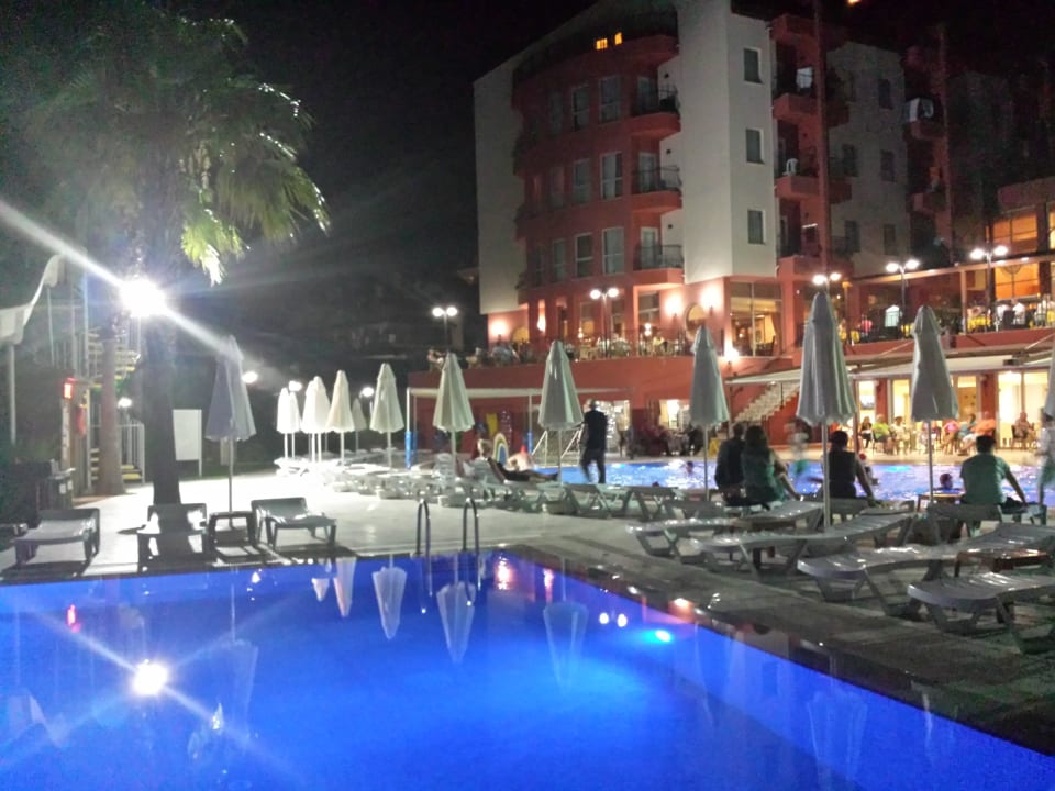 Am Abend Royal Atlantis Beach Hotel