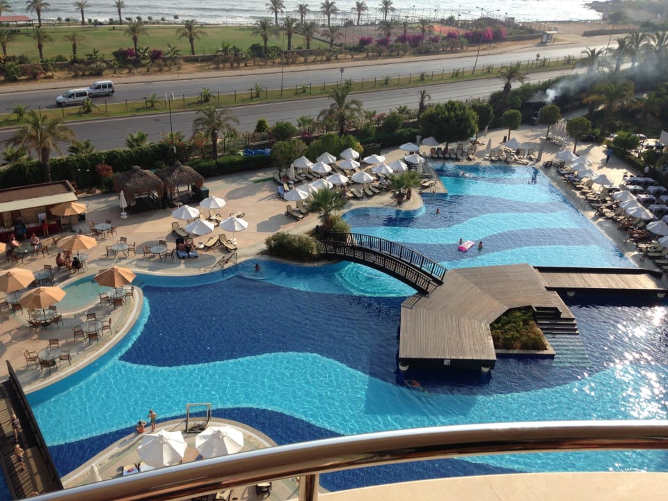 Blick auf vorderen Pool und das Meer Long Beach Alanya