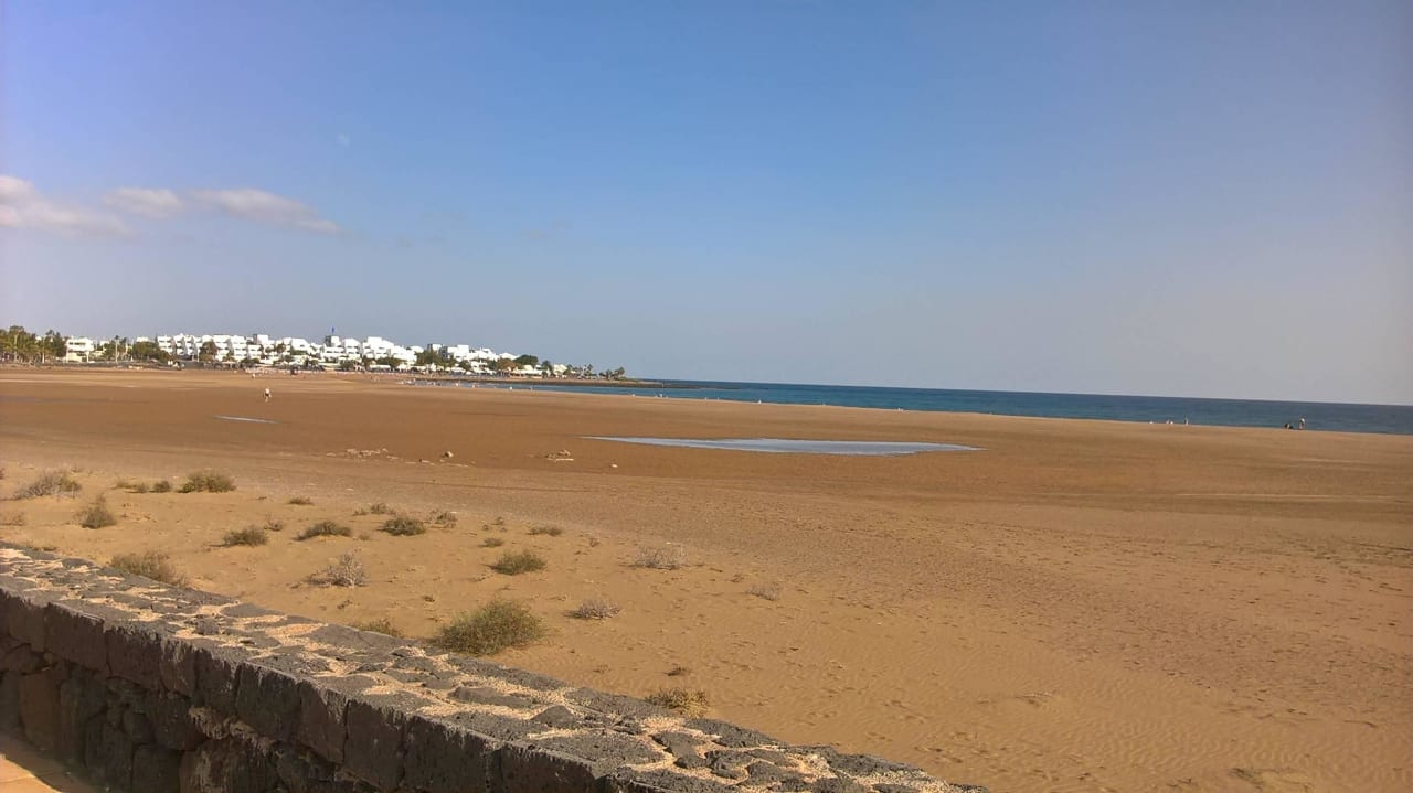 Plage face à l'hôtel Hipotels La Geria