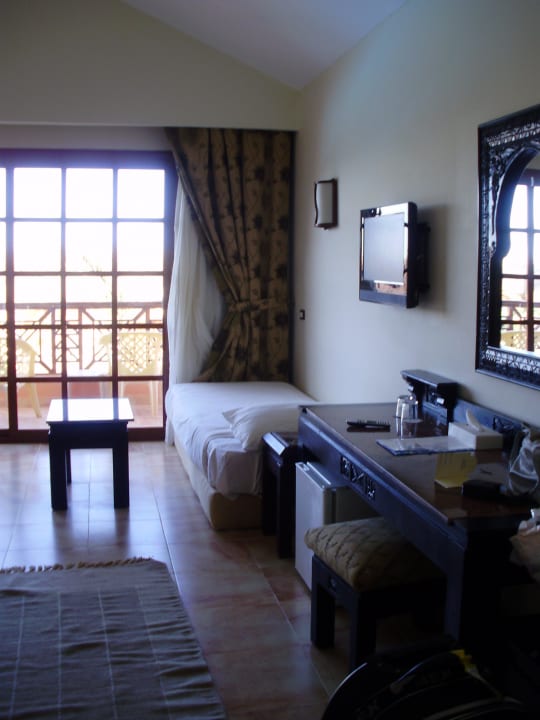 Zimmer mit kleinen Bett und Kühlschrank Pickalbatros Jungle Aqua Park Resort - Neverland Hurghada