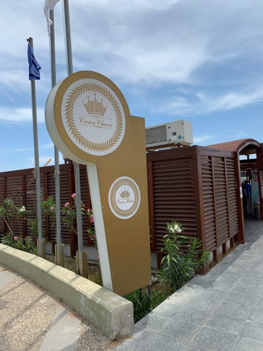 Strand Well Palace Side