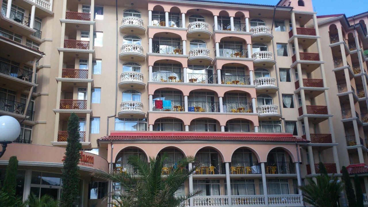 Eingang Hotel Atrium Beach