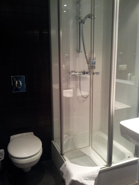Bad & Dusche MEININGER Hotel Berlin Airport