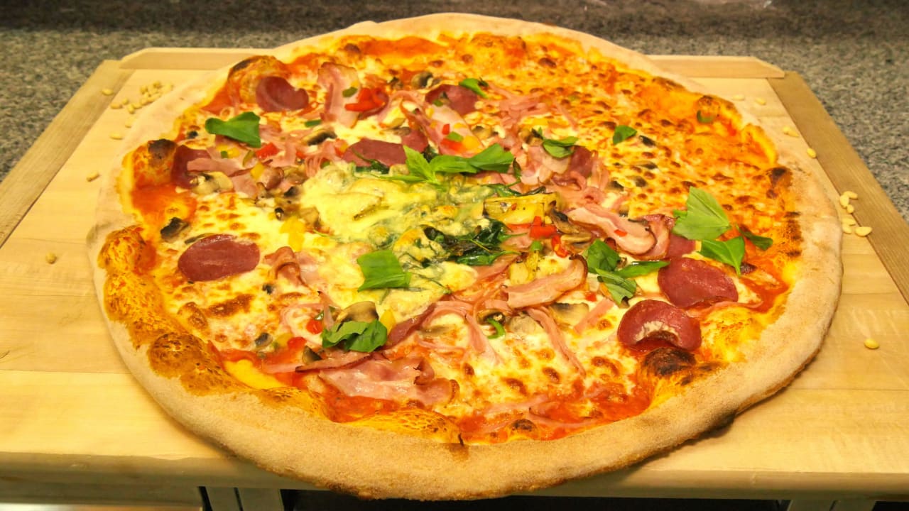 Knusprige Köstlichkeit aus unserem Pizz Pub Hotel Kohlerhof