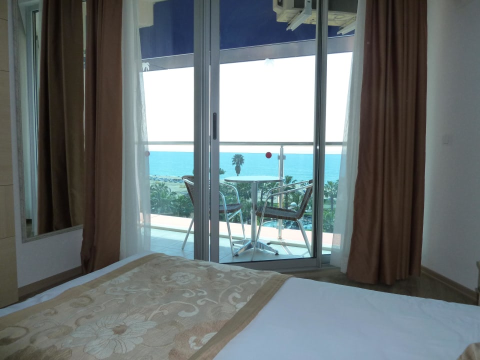 Tolle Aussicht auf Strand & Burg Gardenia Hotel