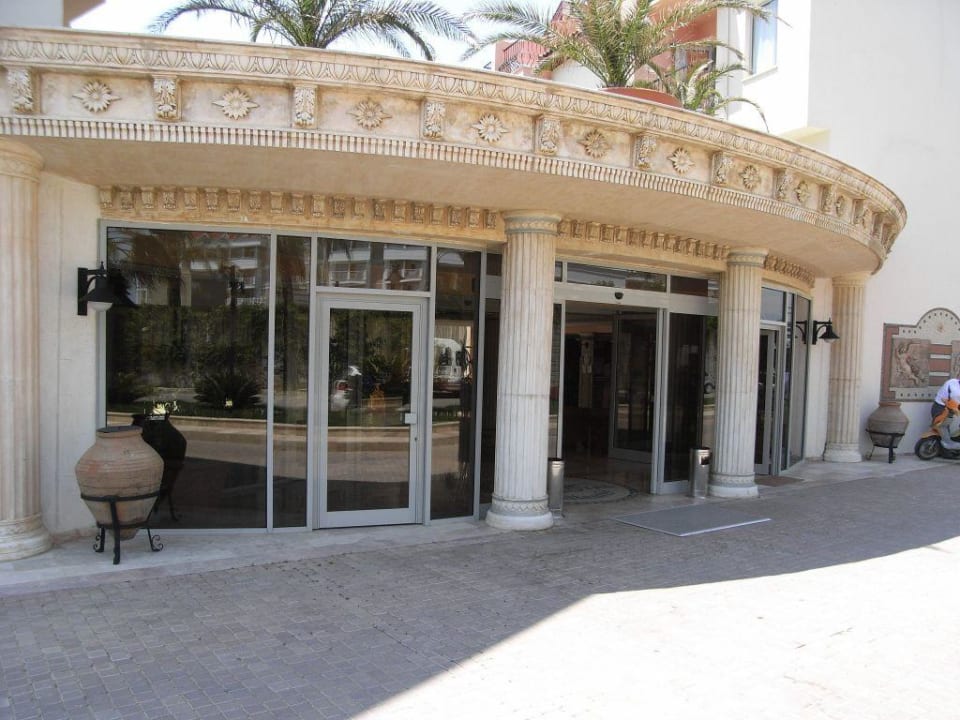 Der Eingang Royal Atlantis Beach Hotel