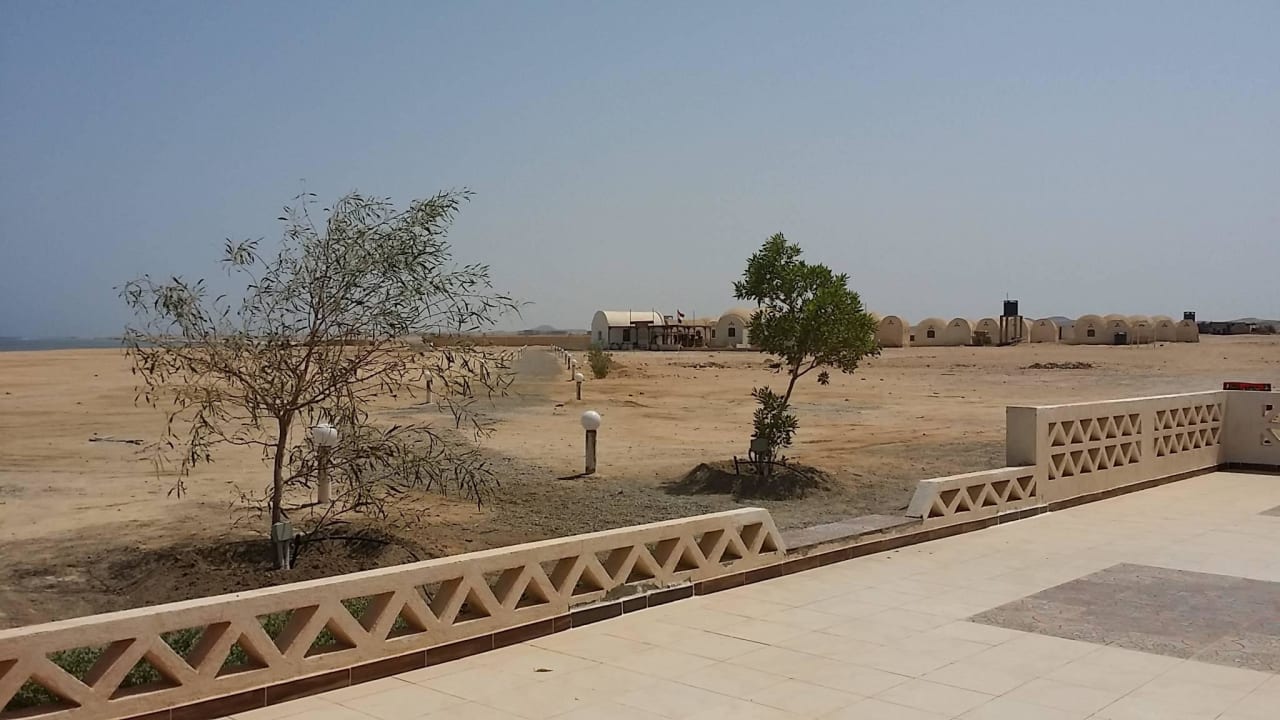Weg zur Tauchbasis Beach Safari Nubian Resort