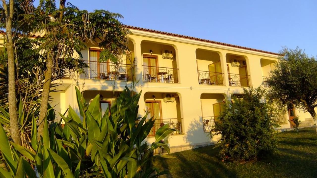 Teil der Fassade Hotel Zorbas
